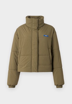 Cropped olive green puffer jacket with high collar, elastic cuffs, front pockets, and blue logo on the chest, featuring a quilted texture.