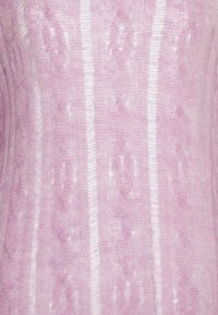 Rosa gestrickter Stoff mit einer weichen Textur, der ein zartes Muster aus Schleifen und Streifen aufweist, was Tiefe und visuelles Interesse schafft.