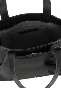 Borsa a mano in pelle nera con finitura testurizzata, manici doppi e un interno spazioso dotato di tasca con zip e rivestimento in tessuto.