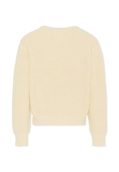 Maglione lavorato a maglia di colore crema con texture a coste, scollatura rotonda e maniche lunghe. Fit corto con orlo in vita.
