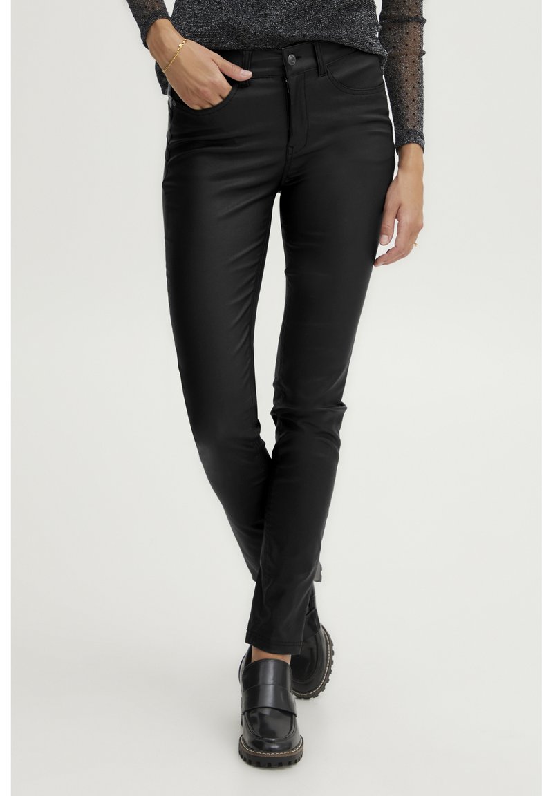 Pantalons en simili cuir noir avec une coupe slim, dotés de poches avant et d'une fermeture à bouton. Surface texturée avec une finition lisse.