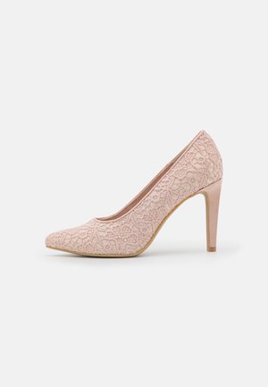 Lyserød højhælet sko med blomstret blondertekstur, spidse tæer og en beige sål. Har en glat indre foring og en strømlinet silhuet.