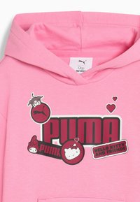 Felpa rosa con un grande logo "PUMA", decorata con personaggi di Hello Kitty e cuori. Realizzata in tessuto morbido con una tasca a marsupio sul davanti.