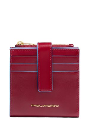 Cartera de cuero rojo con seis compartimentos para tarjetas, una correa central, un monedero con cremallera y el logo dorado "Piquadro" en la parte frontal.