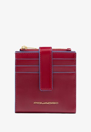 Rote Lederbrieftasche mit sechs Kartenfächern, einem mittleren Riemen, einem Reißverschlusstäschchen für Münzen und goldfarbenem "Piquadro"-Logo auf der Vorderseite.