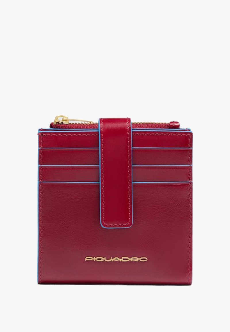 Rode leren portemonnee met zes kaartsleuven, een centrale band, een ritsvakje voor munten en een gouden "Piquadro" logo aan de voorkant.