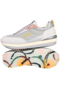 Zapatillas deportivas con parte superior de malla plateada, acentos en rosa y amarillo, suela de goma texturizada con un diseño de patrón multicolor.