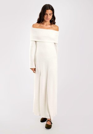LARGO DE CON MANGA - Vestido largo - white