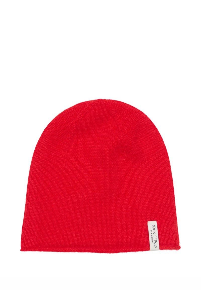 Rode gebreide muts met een gladde textuur, afgeronde vorm en een klein logotagje aan de zijkant. Geschikt voor koud weer.