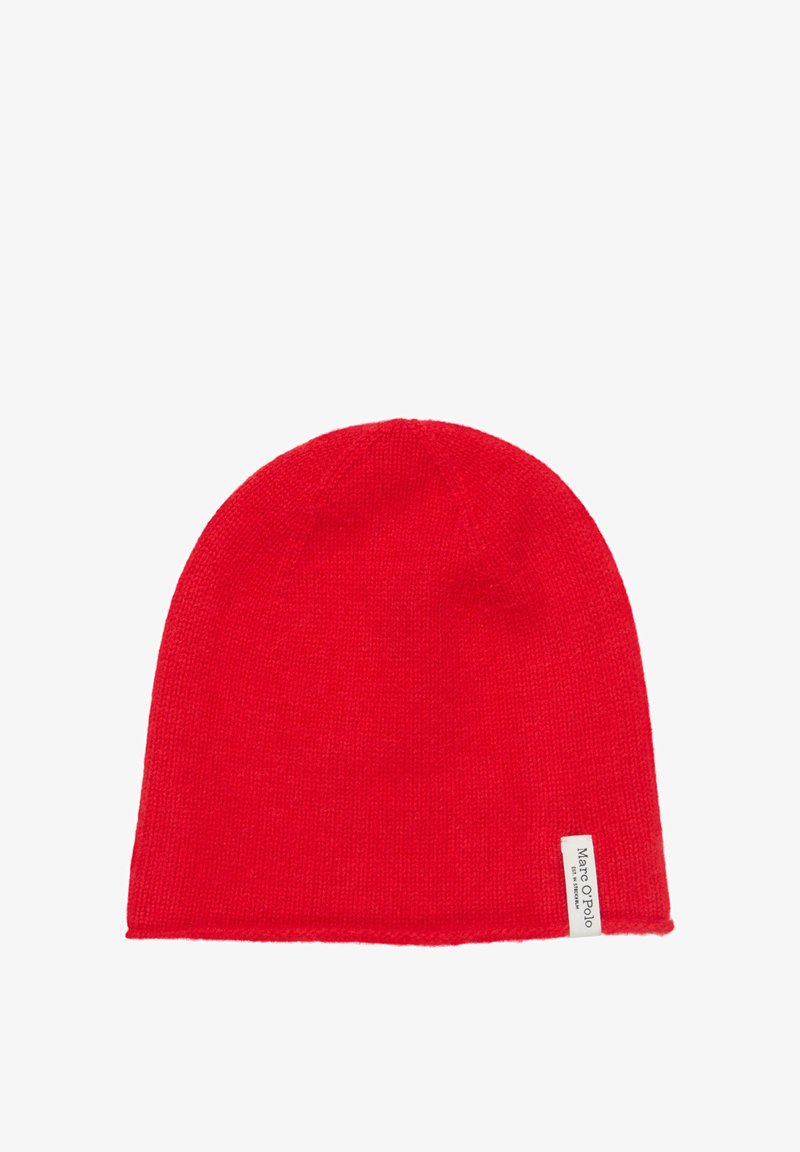 Rode gebreide muts met een gladde textuur, afgeronde vorm en een klein logotagje aan de zijkant. Geschikt voor koud weer.