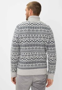Strickpullover in Hellgrau mit marineblauen geometrischen und blattähnlichen Mustern, ausgestattet mit einem gerippten Rollkragen und Bündchen für zusätzliche Textur.