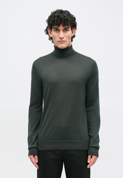 Temno zelena pulover s turtleneck ovratnikom in dolgimi rokavi, izdelan iz mehkega finega pletenega materiala. Ima oprijet kroj ter rebraste manšete in spodnji rob.
