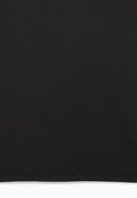 Sorte T-shirt lavet af bomuldsstof med rund halsudskæring og korte ærmer. Teksturen ser glat ud med et enkelt, ensfarvet design.