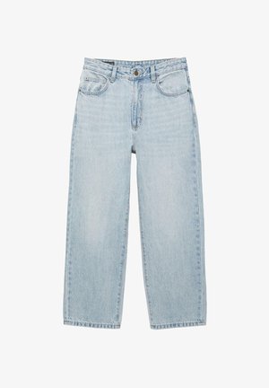 Hellblaue hoch taillierte Jeans mit geraden Beinen, vorn mit Knopf, Reißverschluss, Gürtelschlaufen und Fünf-Taschen-Design auf weißem Hintergrund.