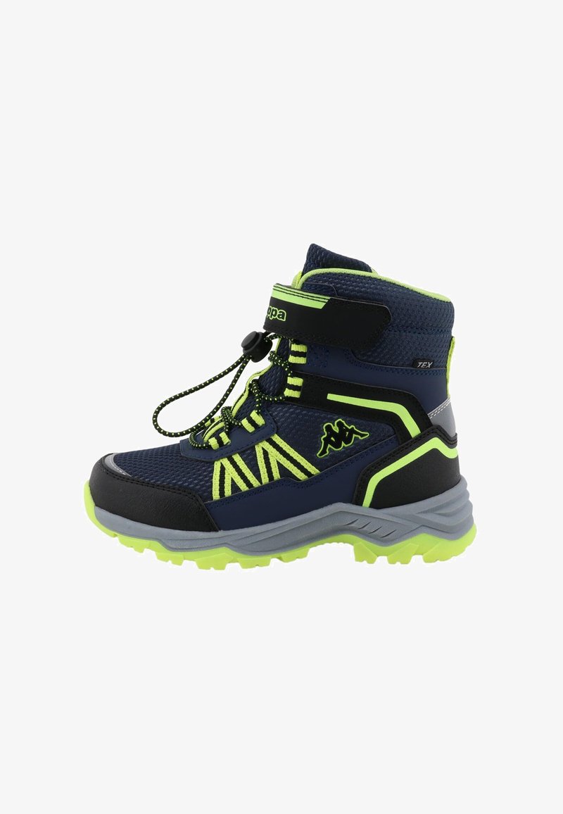 Námornícke modré turistické topánky s fluorescenčne zelenými akcentmi, textúrovaná tkanina, čierna gumová špička, nastaviteľné šnúrky a vzorovaný bočný dizajn.