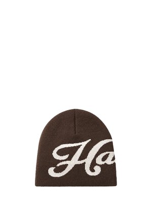 Gorro tejido marrón con grandes letras blancas en cursiva que forman parte de una palabra en el frente.