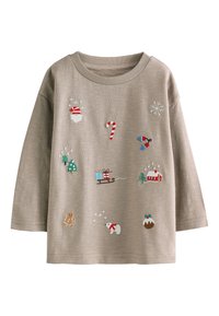 Sweat-shirt beige clair avec plusieurs broderies colorées sur le thème de Noël, incluant le Père Noël, un bâton de sucre d'orge, et des animaux d'hiver.