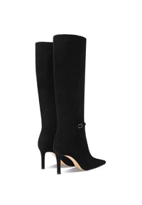 Stivali alti in suede nero con punte a punta, tacchi a stiletto e un piccolo dettaglio con fibbia di lato. Texture liscia e design aderente.