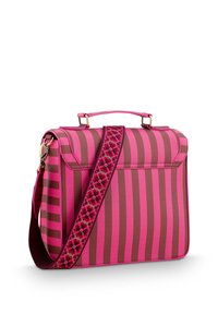 Roze en bruine gestreepte handtas met een gestructureerde vorm, voorzien van een bovenhandvat en een gepatternde schouderband voor het crossbody dragen.
