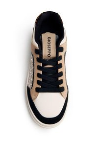 Sneaker con un design beige e nero, caratterizzata da una punta bianca, dettagli glitterati di lato e lacci neri. L'etichetta riporta "GIOSEPPO."
