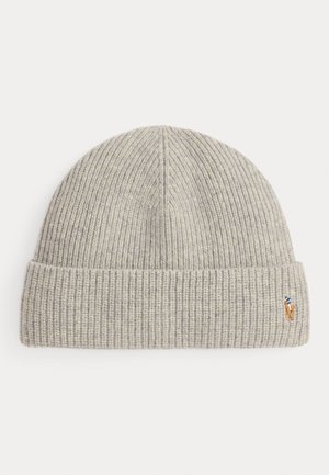 Grijze geribde gebreide beanie met een omgeslagen rand. Klein geborduurd logo aan de zijkant. Zachte textuur en rekbaar materiaal voor comfort.