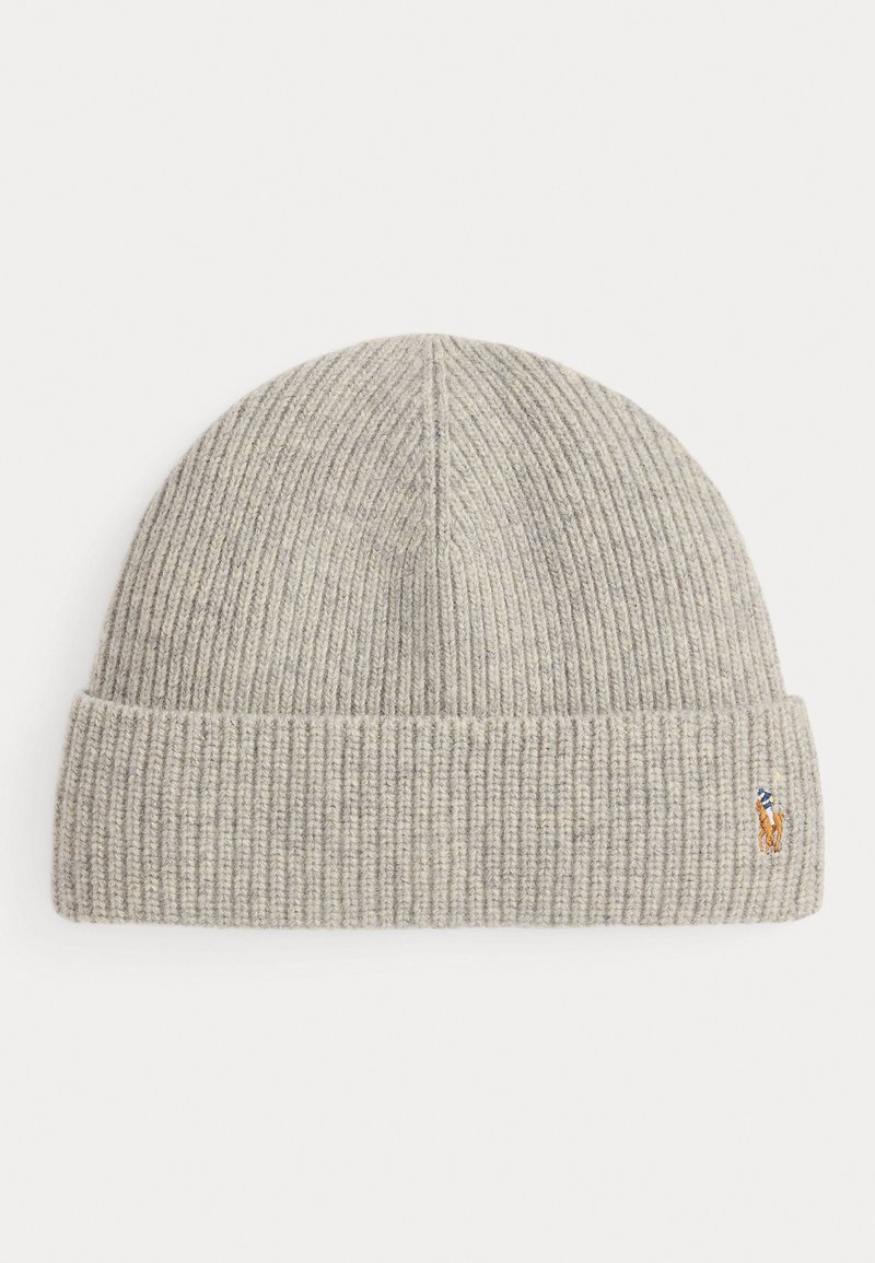 Beanie gri cu țesătură ribbed și margine pliată. Logo mic brodat pe lateral. Textură moale și material elastic pentru confort.
