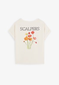 Camiseta de manga corta color crema con un estampado floral de flores naranjas y rosas con tallos verdes y el texto "SCALPERS" arriba.