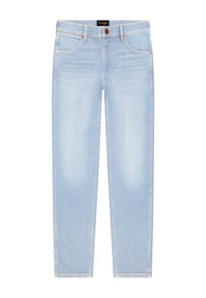 Vaqueros ajustados de tiro alto en azul claro, con bolsillos delanteros, trabillas para cinturón, cierre de botón y una etiqueta de Wrangler en la cintura.