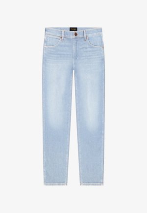 Vaqueros ajustados de tiro alto en azul claro, con bolsillos delanteros, trabillas para cinturón, cierre de botón y una etiqueta de Wrangler en la cintura.