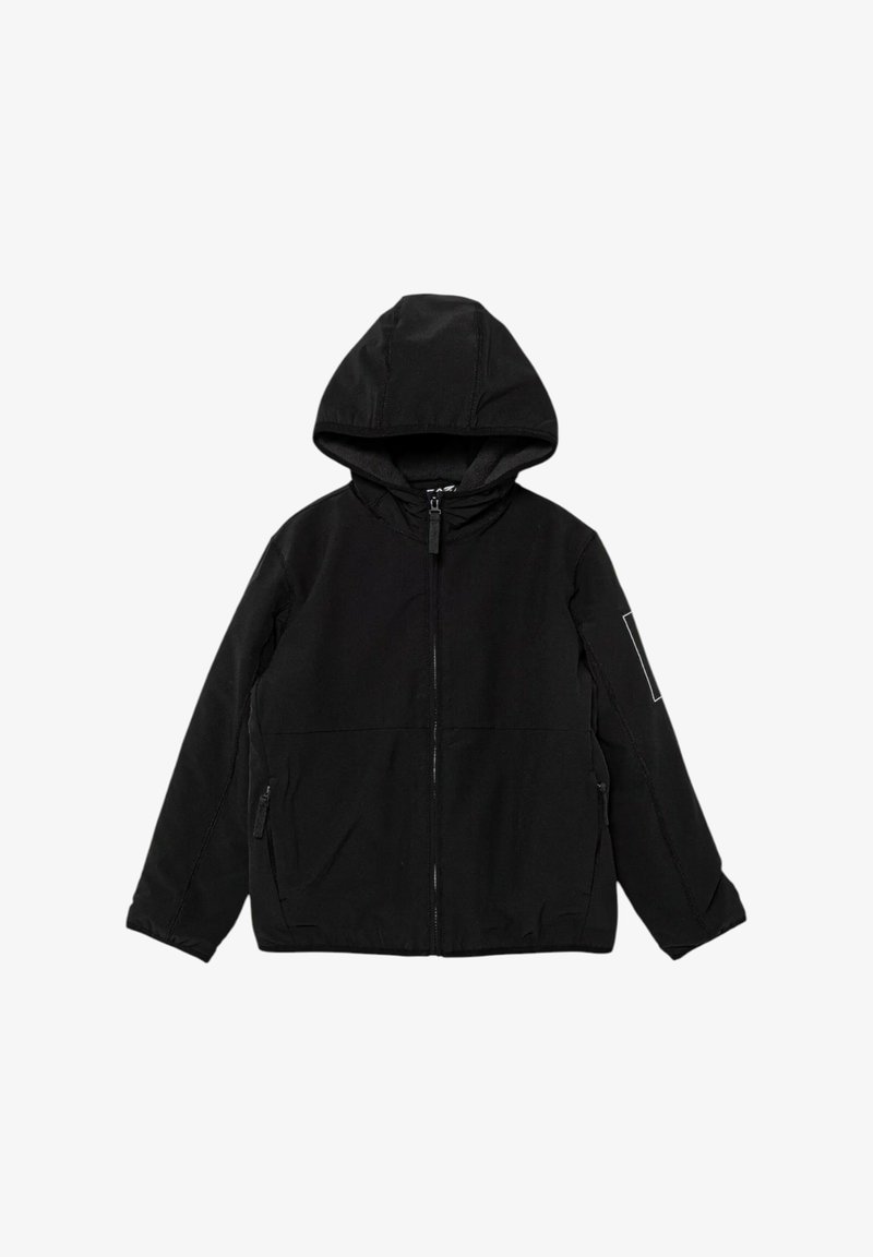 Giacca nera con cappuccio, dotata di zip frontale, due tasche laterali e cappuccio regolabile. Presenta una texture liscia ed elegante e un design minimalista.