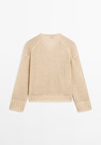 Beżowy sweter dzianinowy z długimi rękawami, prążkowanymi mankietami i dołem, o luźnej, otwartej strukturze tkanej oraz okrągłym dekolcie.