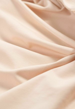 Licht perzikkleurige stof met een gladde textuur, vertonend zachte plooien en kreuken. Het materiaal lijkt lichtgewicht en elastisch.