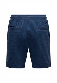 Bermudas de color azul marino con un patrón texturizado, cinturilla elástica y dos bolsillos traseros. Tejido suave adecuado para uso casual o ejercicio.