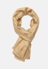Beige tørklæde lavet af blødt stof, med et subtilt mønster, frynsede kanter og et draperet, snoet design. Glat tekstur og letvægtigt.