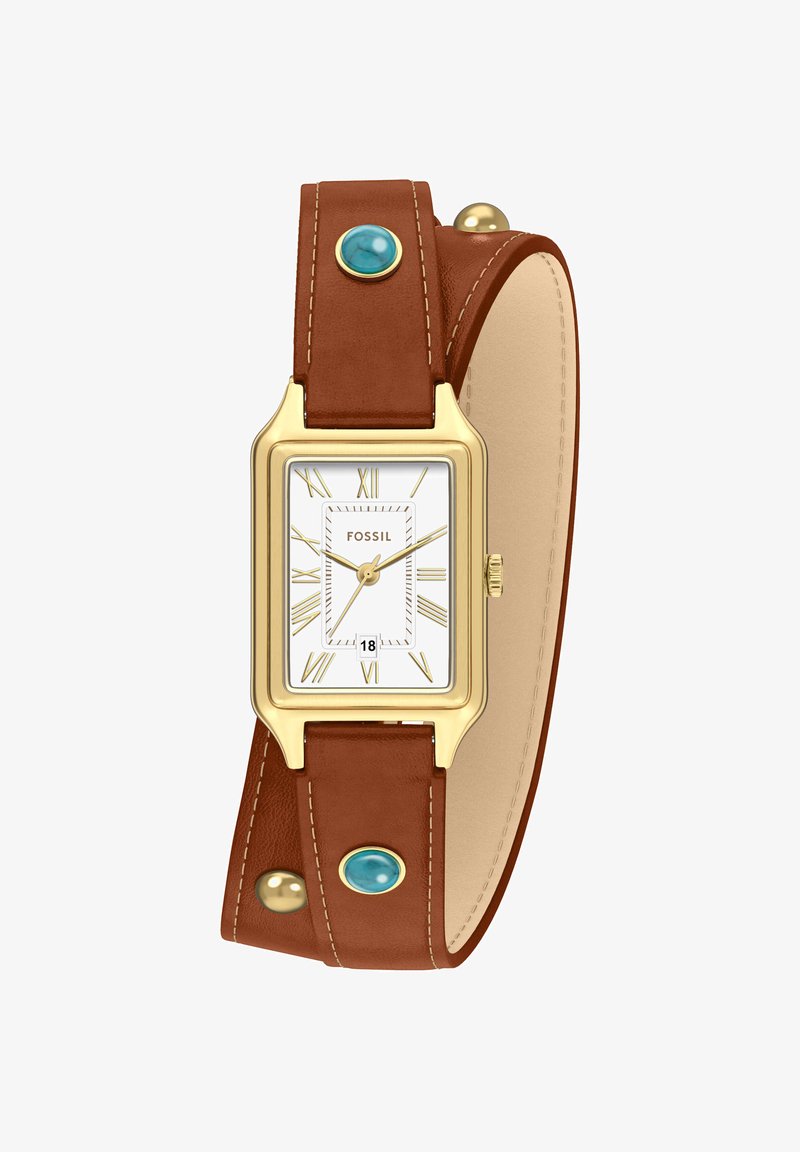 Rechthoekig gouden horloge met witte wijzerplaat, Romeinse cijfers, datumweergave en een dubbele bruine leren band met turquoise en gouden studs.