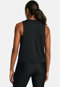 Zwarte athletische tanktop met een ronde hals, mouwloos ontwerp en verticale perforaties op de achterkant voor ventilatie. Ontworpen voor beweging.