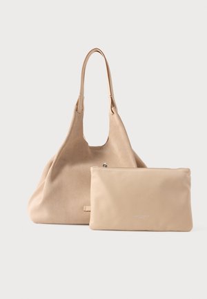 Hellbeige Wildleder-Shopper mit weicher, abgerundeter Form und langen Schulterriemen, ergänzt durch eine kleine passende Reißverschlusstasche.