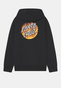 Sudadera negra con capucha que presenta un gráfico circular con "SANTA CRUZ" en letras blancas en negrita rodeado de llamas naranjas en la parte posterior.