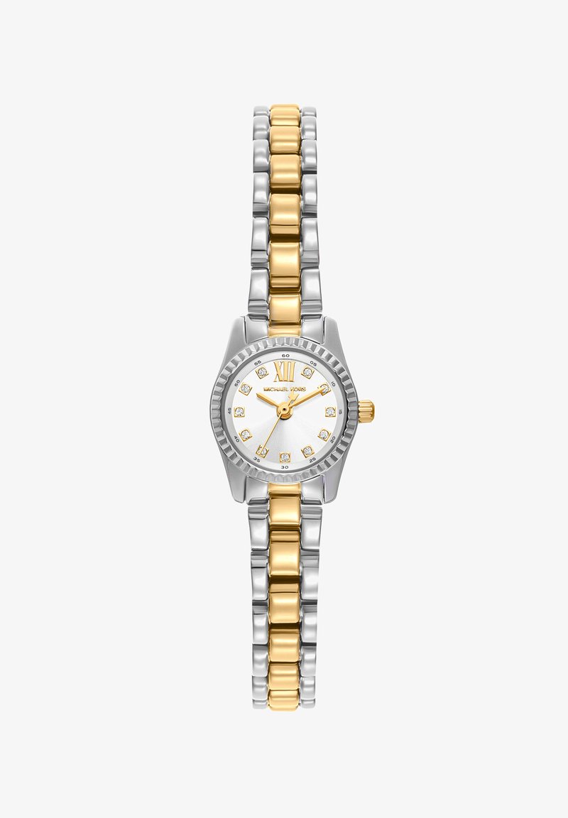 Reloj pulsera de metal bicolor plata y oro con esfera blanca redonda, agujas doradas, número romano doce y marcadores horarias de cristal.
