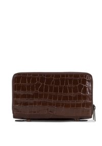 Portefeuille en cuir embossé crocodile marron avec fermeture éclair. Il présente une surface texturée et un design rectangulaire élégant.