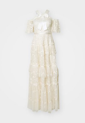 Bílé vícevrstvé šaty vyrobené z krajky s vyšitou květinovou vzorovou. Mají krátké rukávy, mašli u výstřihu a volný siluetu.