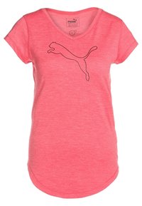 Camiseta atlética rosa hecha de tejido ligero, con un contorno del logotipo negro de Puma en la parte frontal y un diseño de dobladillo redondeado.