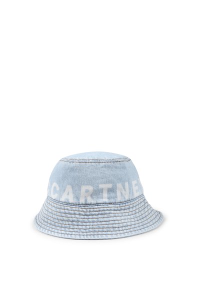 Cappello a secchiello in denim azzurro con banda cucita, con la parola "CARTNER" in bianco sulla parte anteriore. Tessuto liscio, design strutturato.