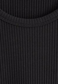 Tessuto nero a costine con scollatura rotonda. Presenta linee verticali che creano texture. Il materiale appare morbido e leggermente elasticizzato.