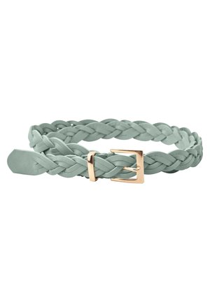 Cinturón trenzado de cuero verde claro con hebilla cuadrada dorada y presilla de cuero, enrollado con el extremo de la correa metido por debajo.