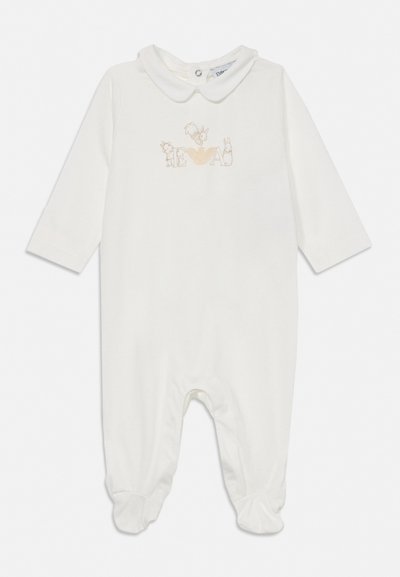 Hvit babyholder med føtter, lange ermer, myk krage og beige dyreinspirert broderi med teksten "EVA" på brystet.