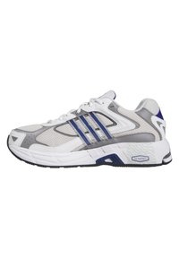 Chaussure de sport avec une tige en mesh blanche et grise, ornée d'accents bleus et de trois bandes emblématiques. Semelle texturée pour une meilleure adhérence.