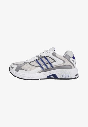 Chaussure de sport avec une tige en mesh blanche et grise, ornée d'accents bleus et de trois bandes emblématiques. Semelle texturée pour une meilleure adhérence.
