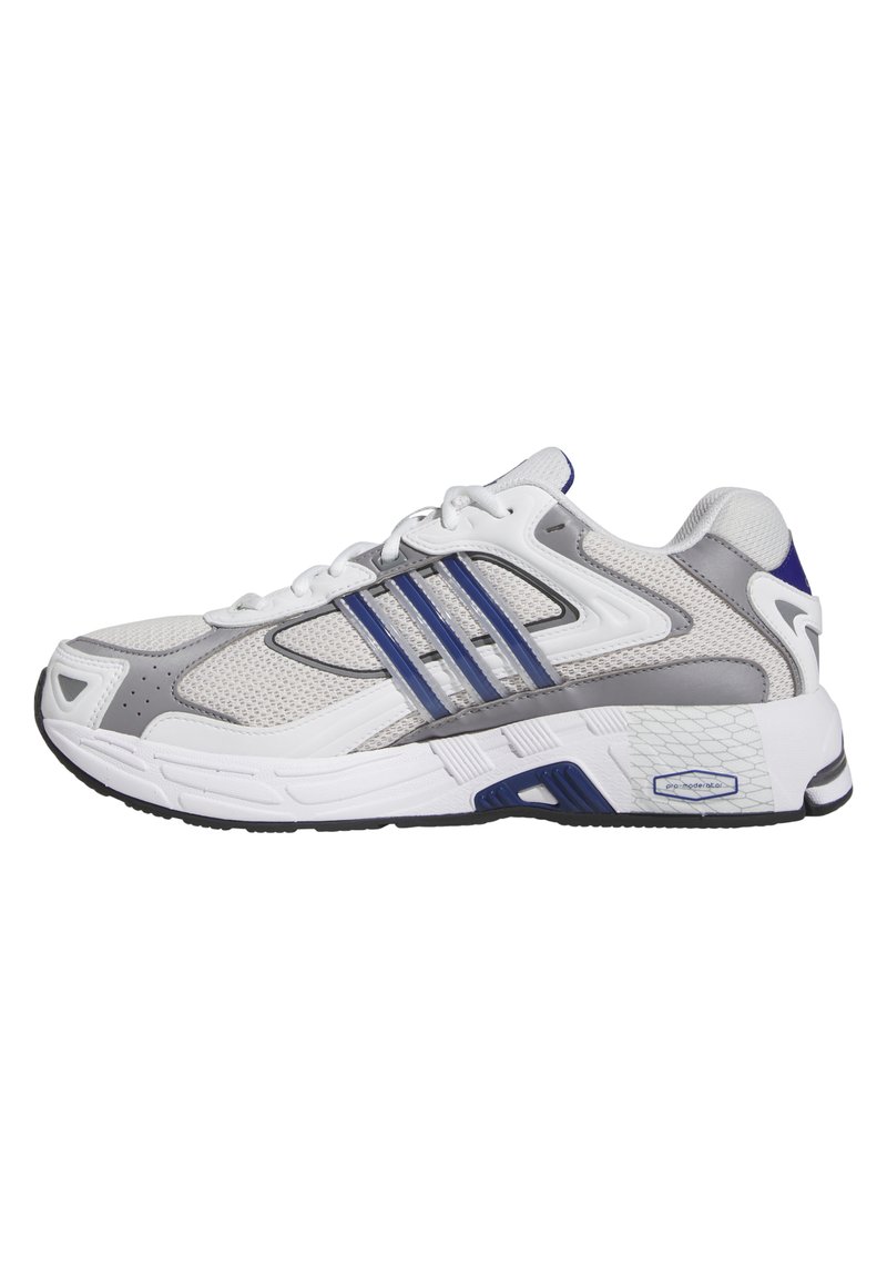 Chaussure de sport avec une tige en mesh blanche et grise, ornée d'accents bleus et de trois bandes emblématiques. Semelle texturée pour une meilleure adhérence.