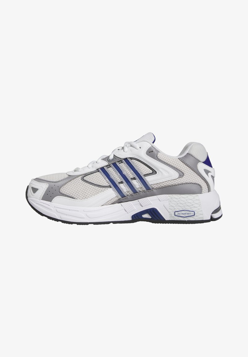 Chaussure de sport avec une tige en mesh blanche et grise, ornée d'accents bleus et de trois bandes emblématiques. Semelle texturée pour une meilleure adhérence.
